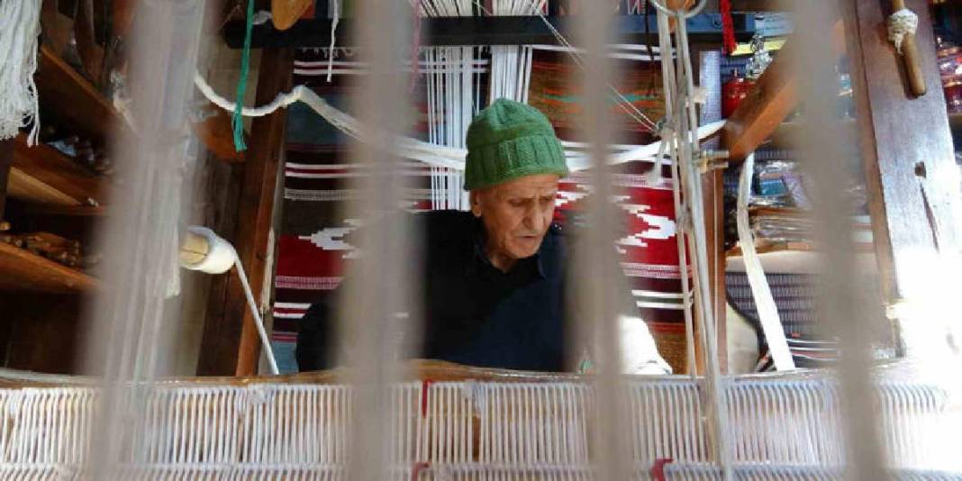 Geleneği yaşatmak için 80 yılını verdi: Özenle tek tek dokuyor 1